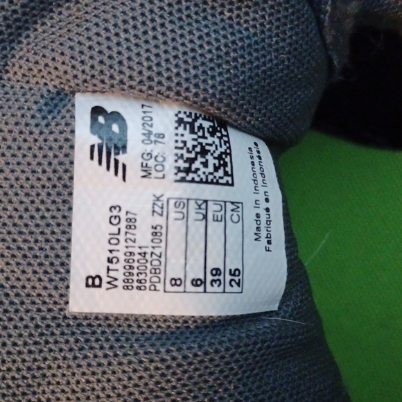 NEW BALANCE, EUC WOMENS SHOES, SIZE 8. GRAY, BLUE, AND WHITE AND BLUE SOLES. - Picture 6 of 9